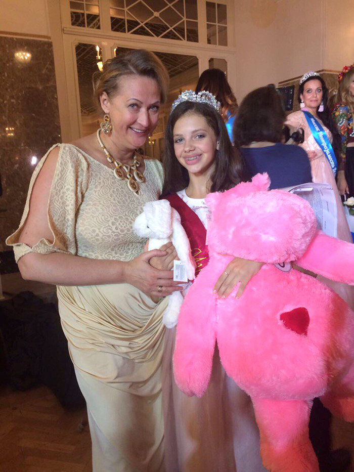 Мини-мисс Дарья Бухарова с розовым бегемотом