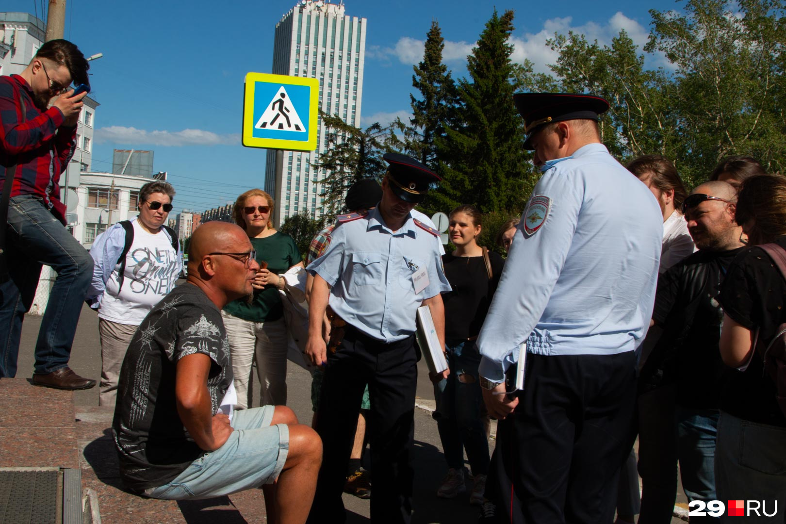 Илья Азовский доказывает сотрудникам полиции, что имеет право сидеть на крыльце здания УМВД Илья Азовский доказывает сотрудникам полиции, что имеет право сидеть на крыльце здания УМВД