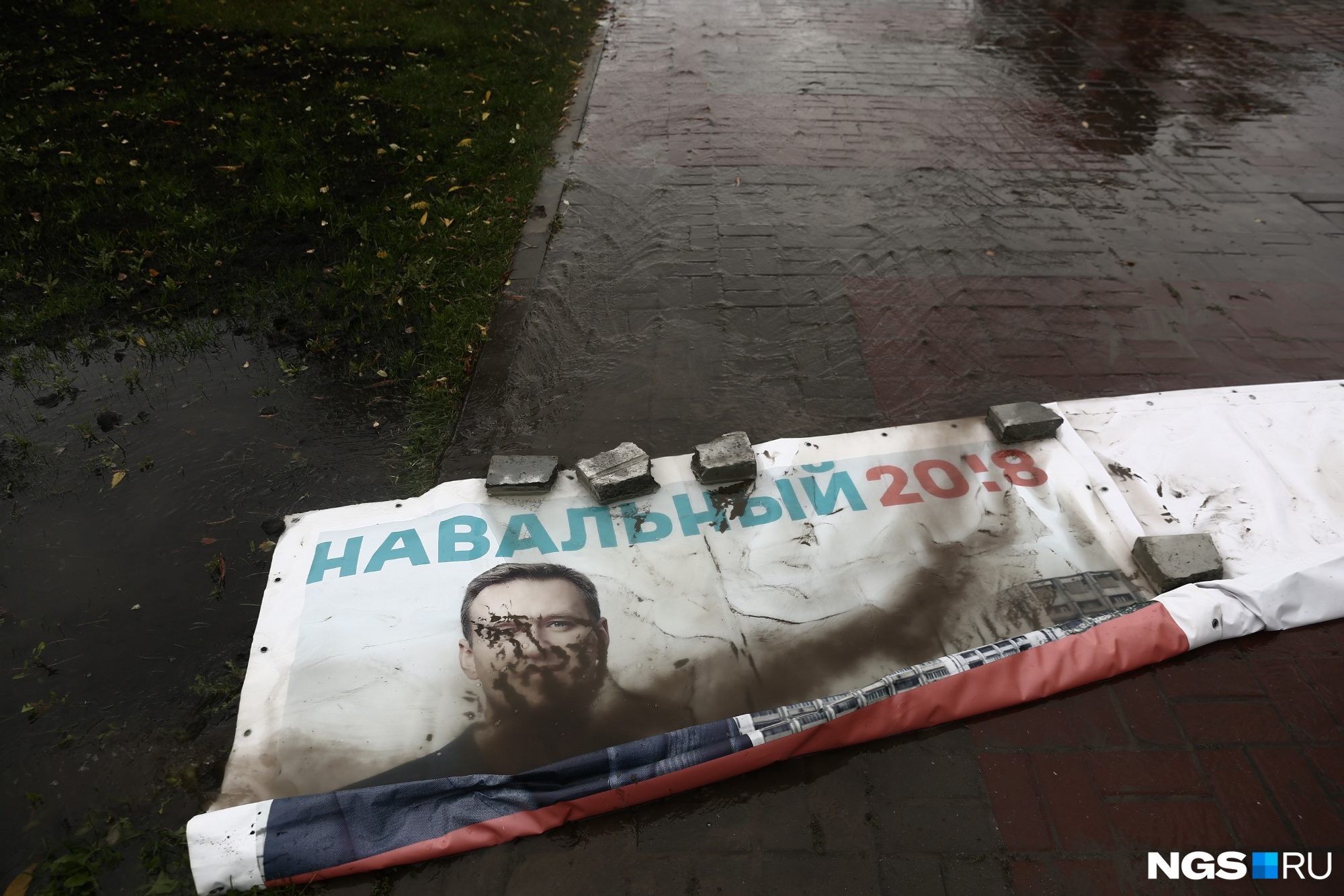 Последствия потопа на набережной — плакаты с Навальным в грязи. Фото Александра Ощепкова