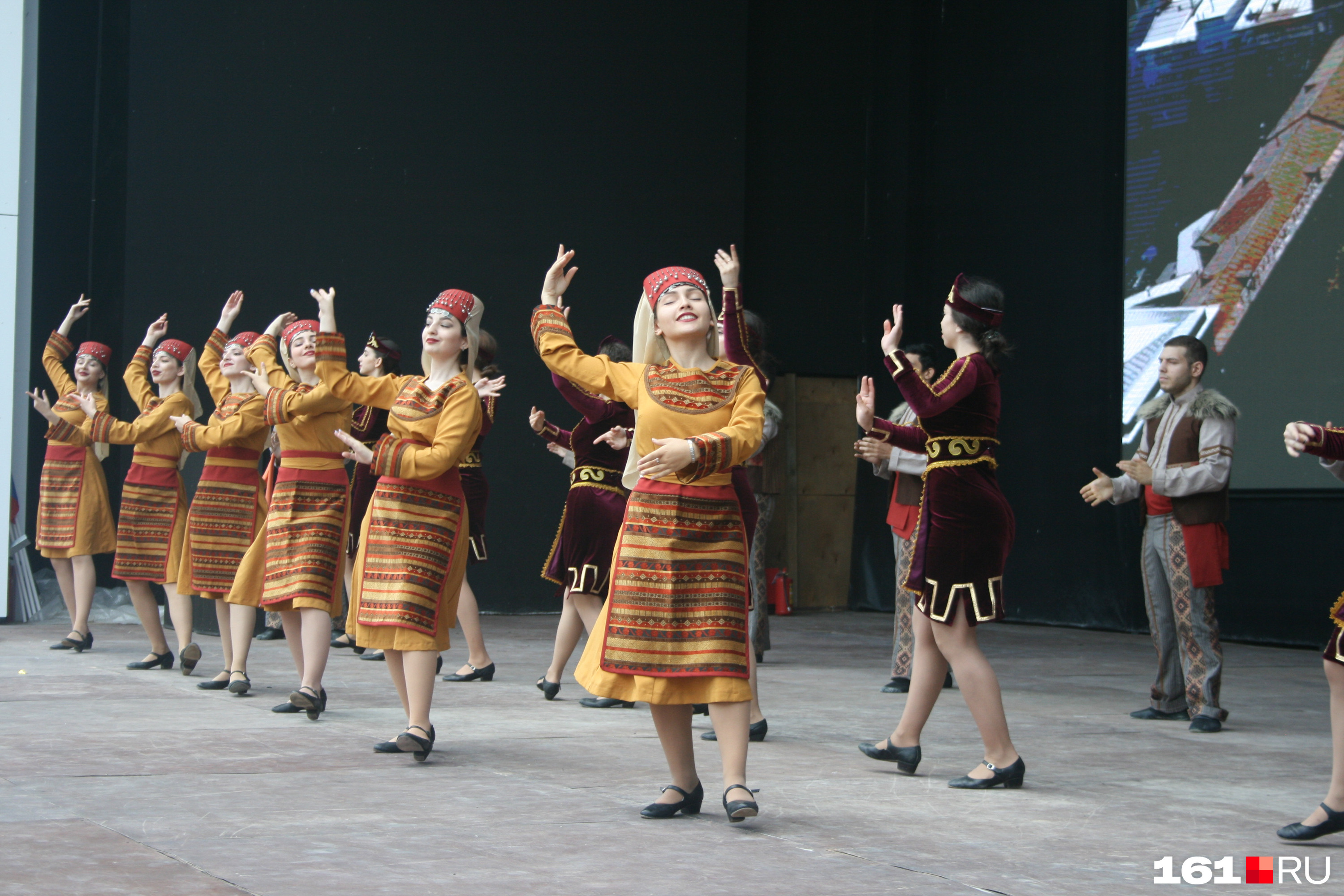 Выступали коллективы с танцами разных народов мира. На фото — исполнительницы армянского танца