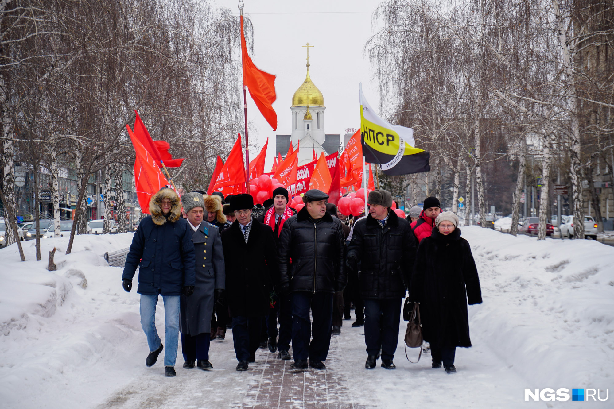 Участники акции направились по аллее на Красном проспекте к бюсту маршала Александра Покрышкина