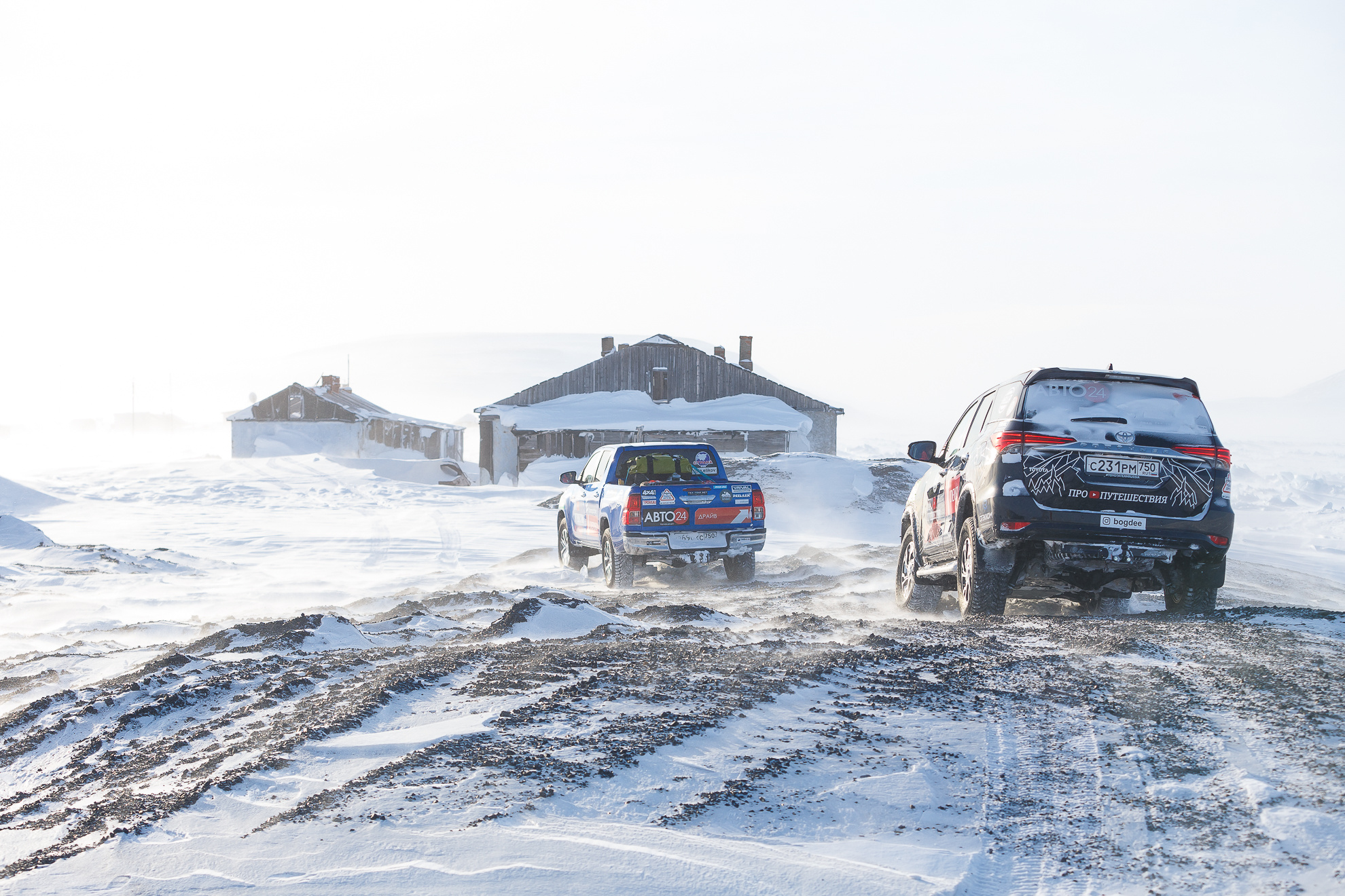 Экипаж передвигался на двух автомобилях Экипаж передвигался на двух автомобилях