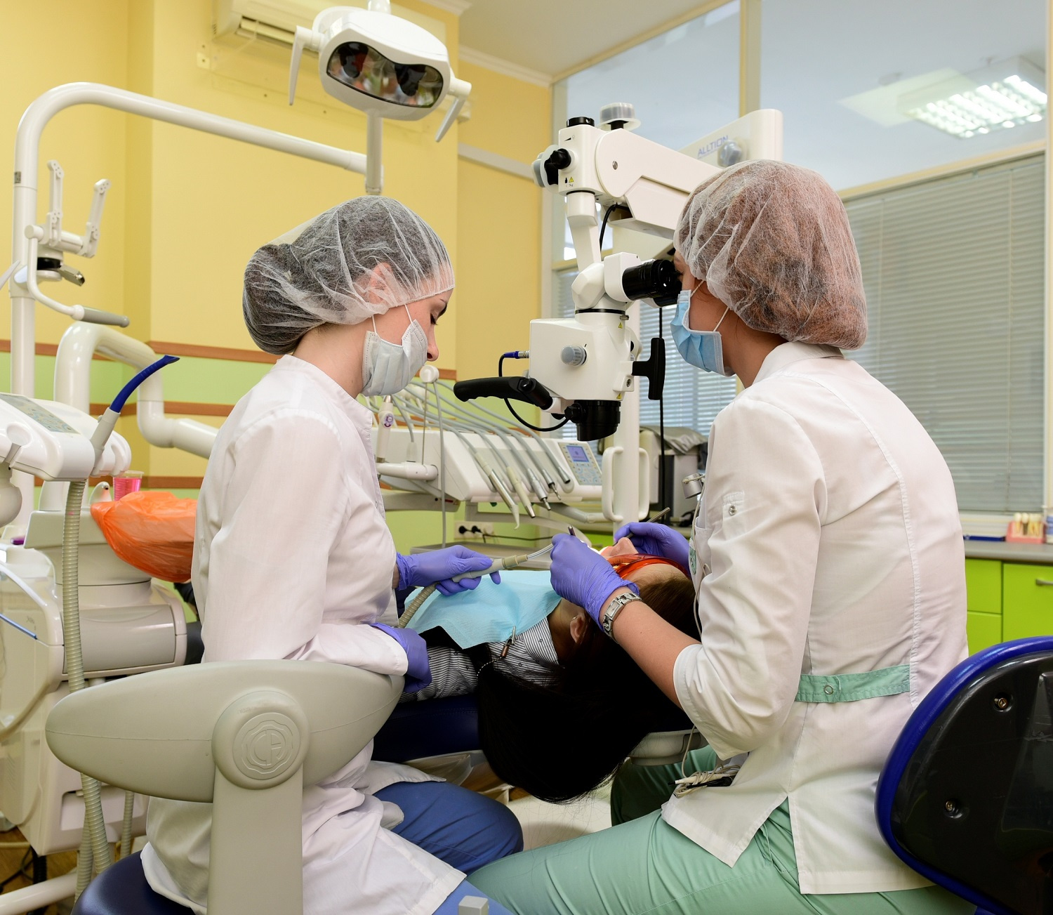 Для тотального восстановления зубного ряда применяются швейцарские имплантаты