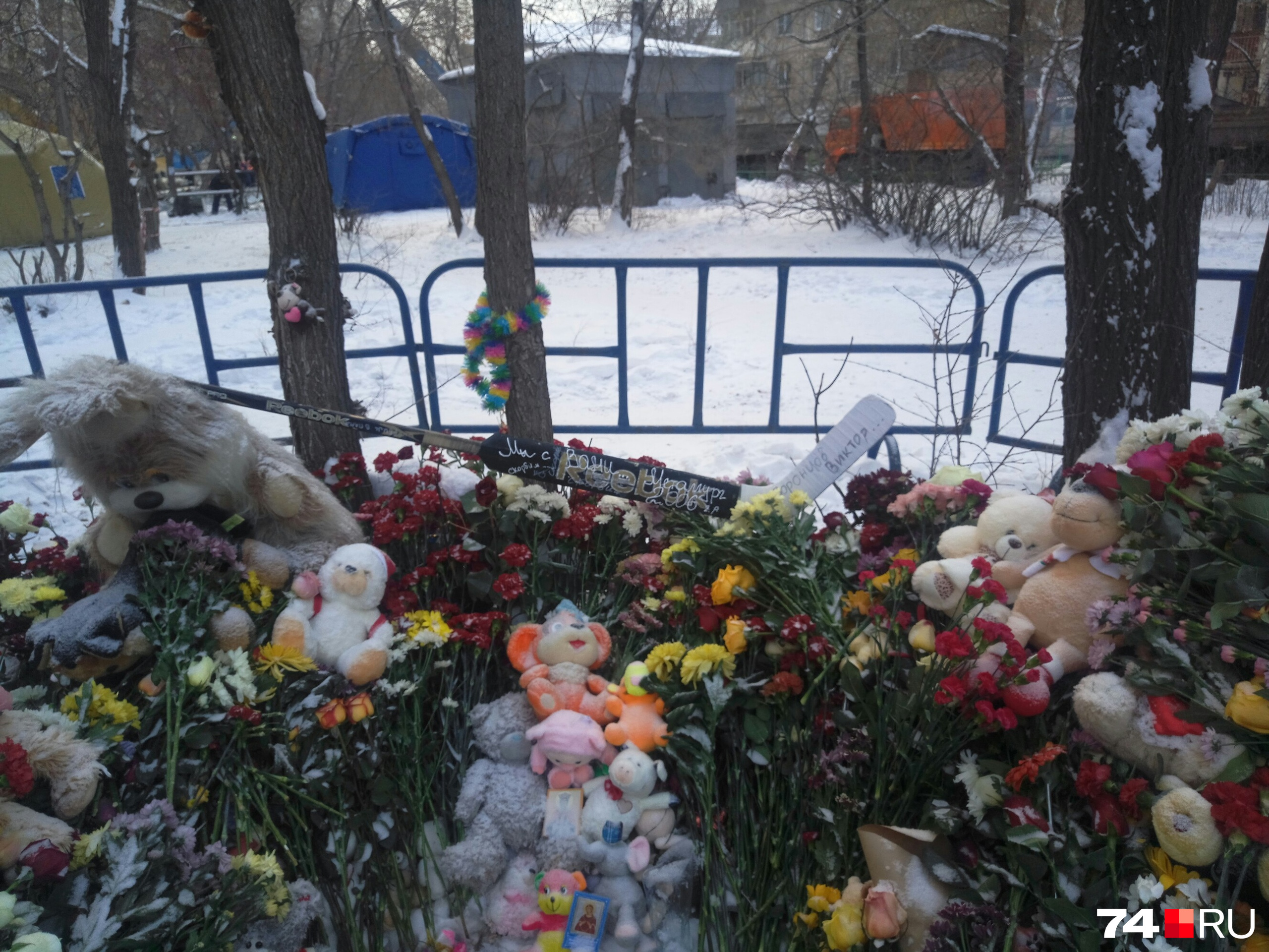 На мемориал к месту трагедии друзья Виктора принесли хоккейную клюшку