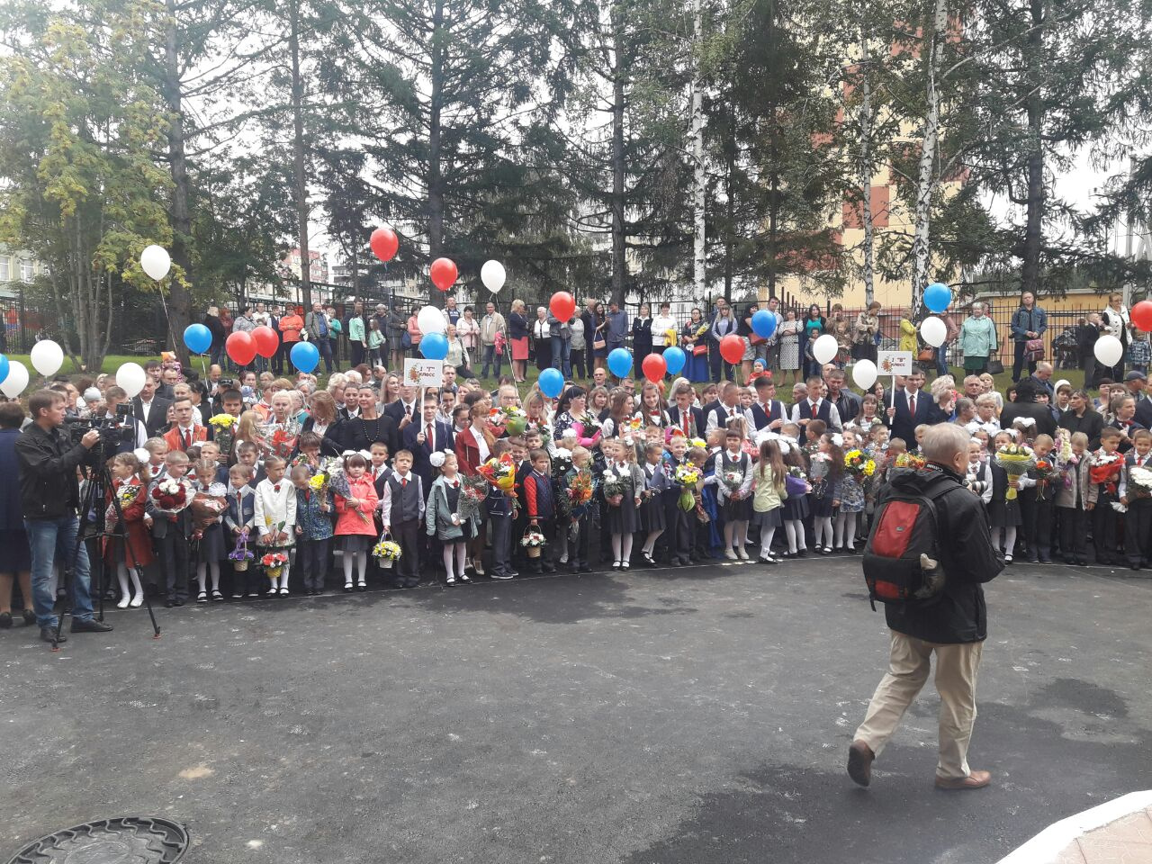 Нарядные школьники пришли с шариками в цветах российского флага