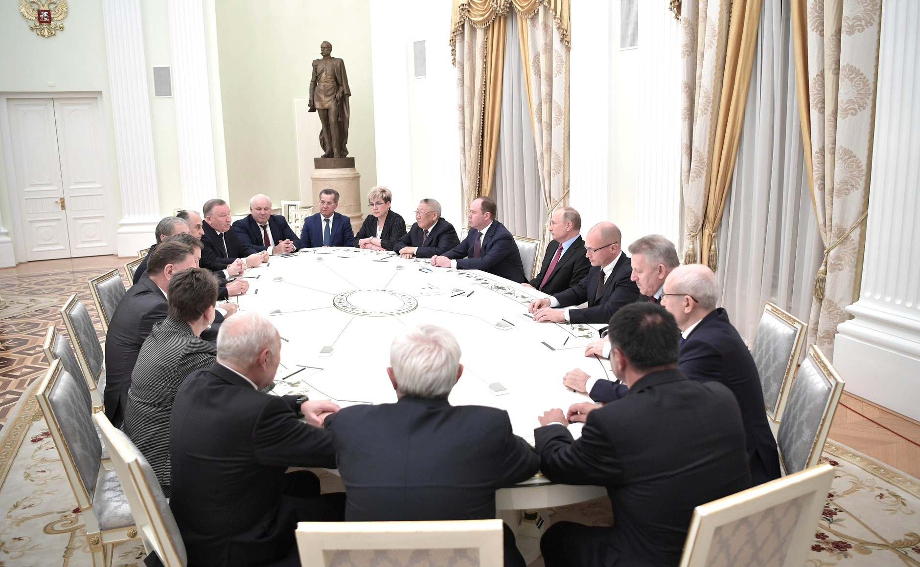 Всего на встречу с Путиным пригласили 17 уволенных глав регионов Всего на встречу с Путиным пригласили 17 уволенных глав регионов