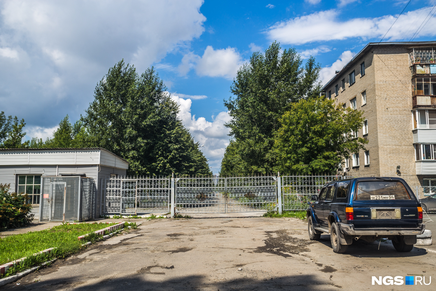 Уже официально городскую дорогу по-прежнему охраняют военные Уже официально городскую дорогу по-прежнему охраняют военные