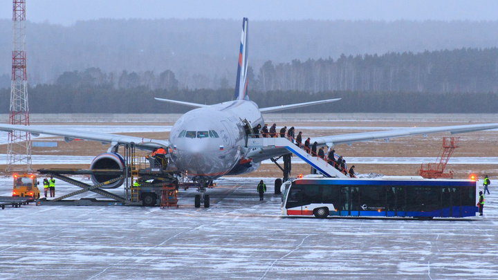 В аэропорту Красноярска отказались менять вывеску в честь Хворостовского
