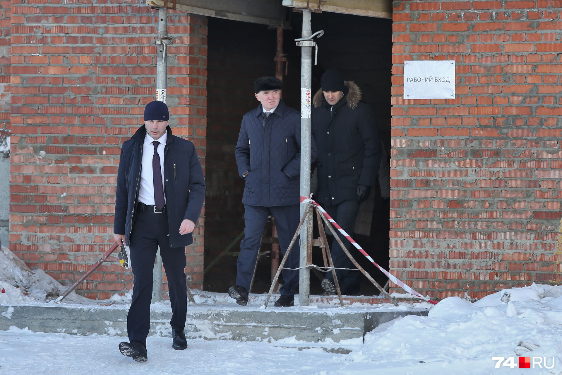 Губернатор Борис Дубровский прошёлся по всем этажам школы Губернатор Борис Дубровский прошёлся по всем этажам школы