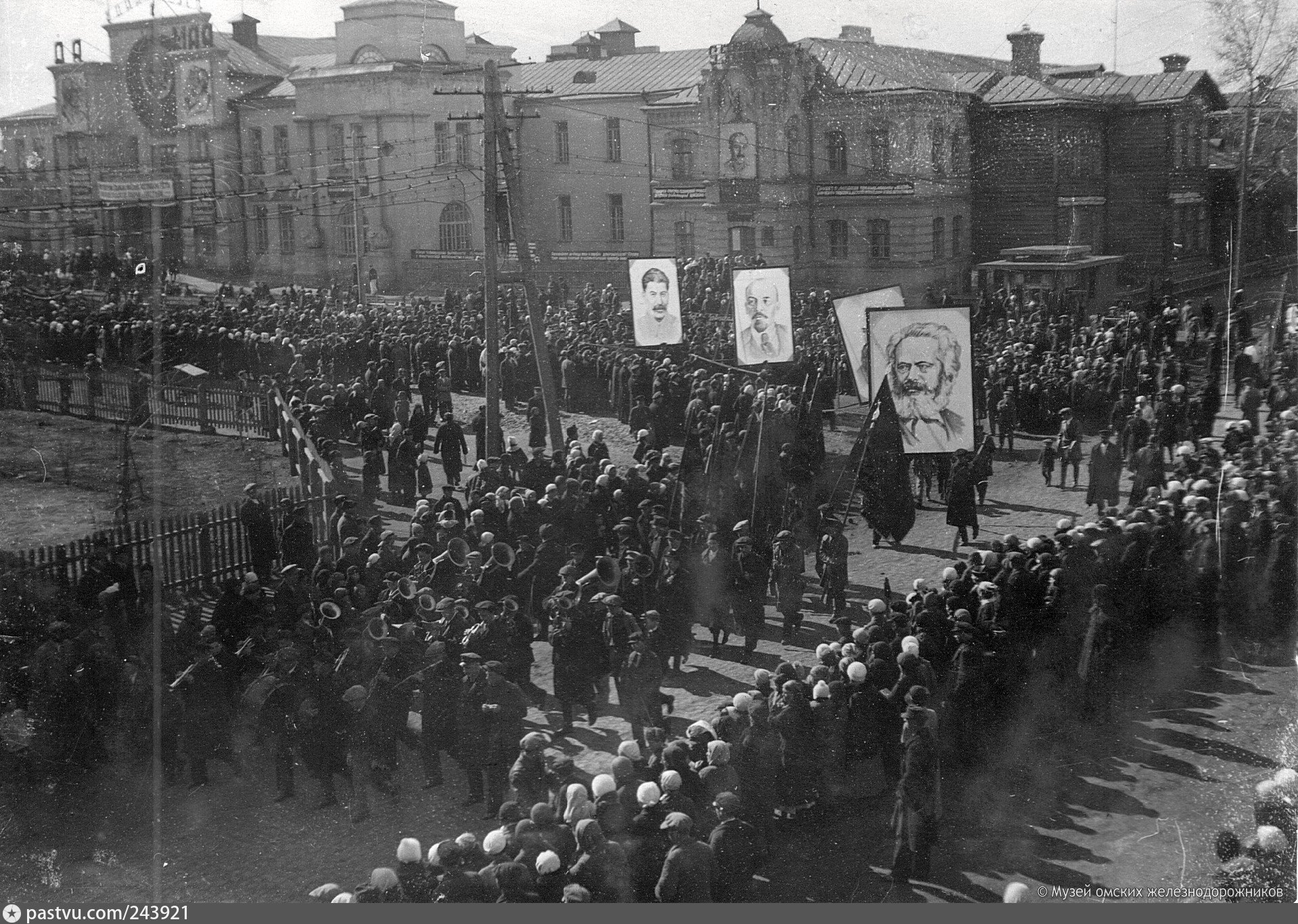 Первомайская демонстрация в Омске в 1937 году