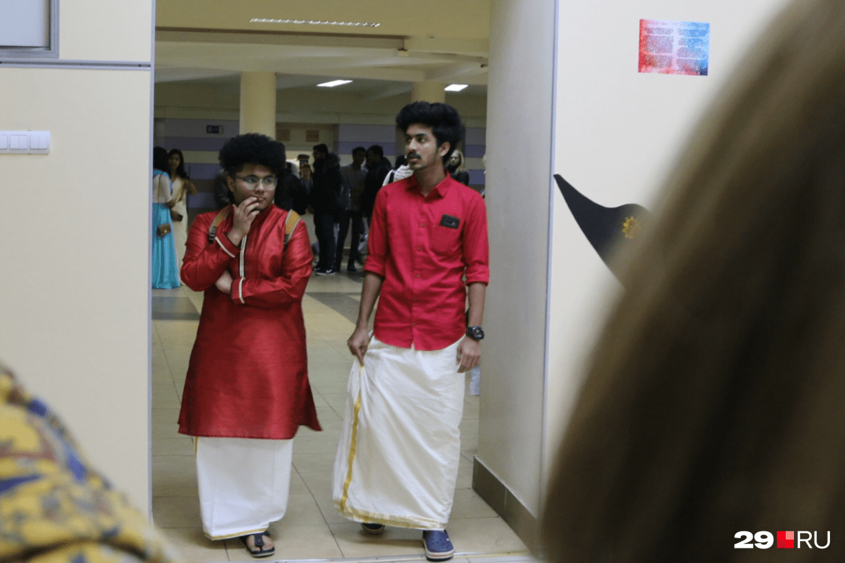 На праздник индийские студенты приходят в национальных костюмах