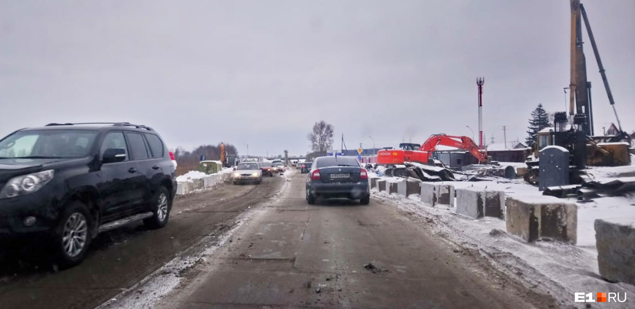 После нескольких месяцев строительных работ дорогу открыли, уложив на нее бетонные плиты. Проезд оказался узким — по полосе туда и обратно После нескольких месяцев строительных работ дорогу открыли, уложив на нее бетонные плиты. Проезд оказался узким — по полосе туда и обратно