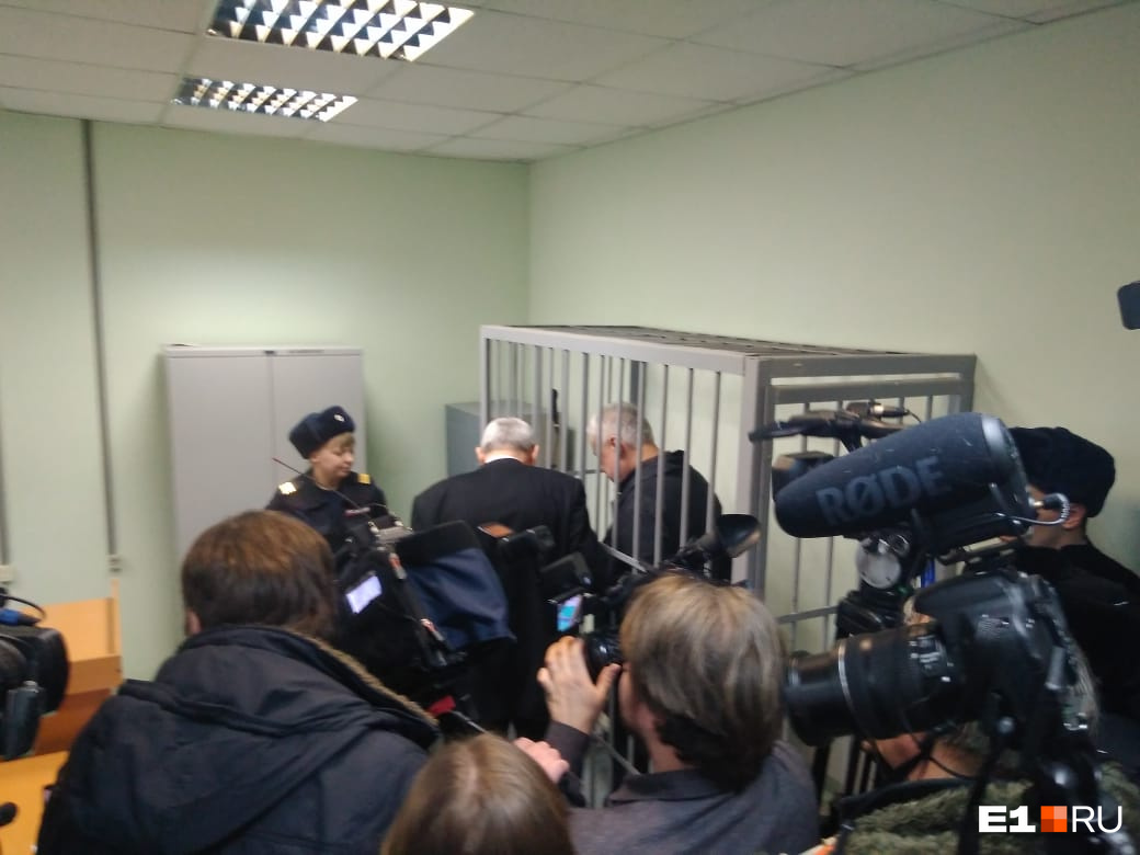 В зале огромное количество прессы В зале огромное количество прессы