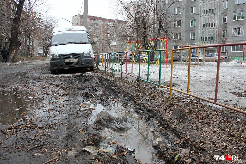 Водители крупных машин часто аргументируют, что по-другому им не запарковаться. Может быть, пора понять, что если для большого автомобиля не хватает места во дворе — не нужно его здесь ставить Водители крупных машин часто аргументируют, что по-другому им не запарковаться. Может быть, пора понять, что если для большого автомобиля не хватает места во дворе — не нужно его здесь ставить