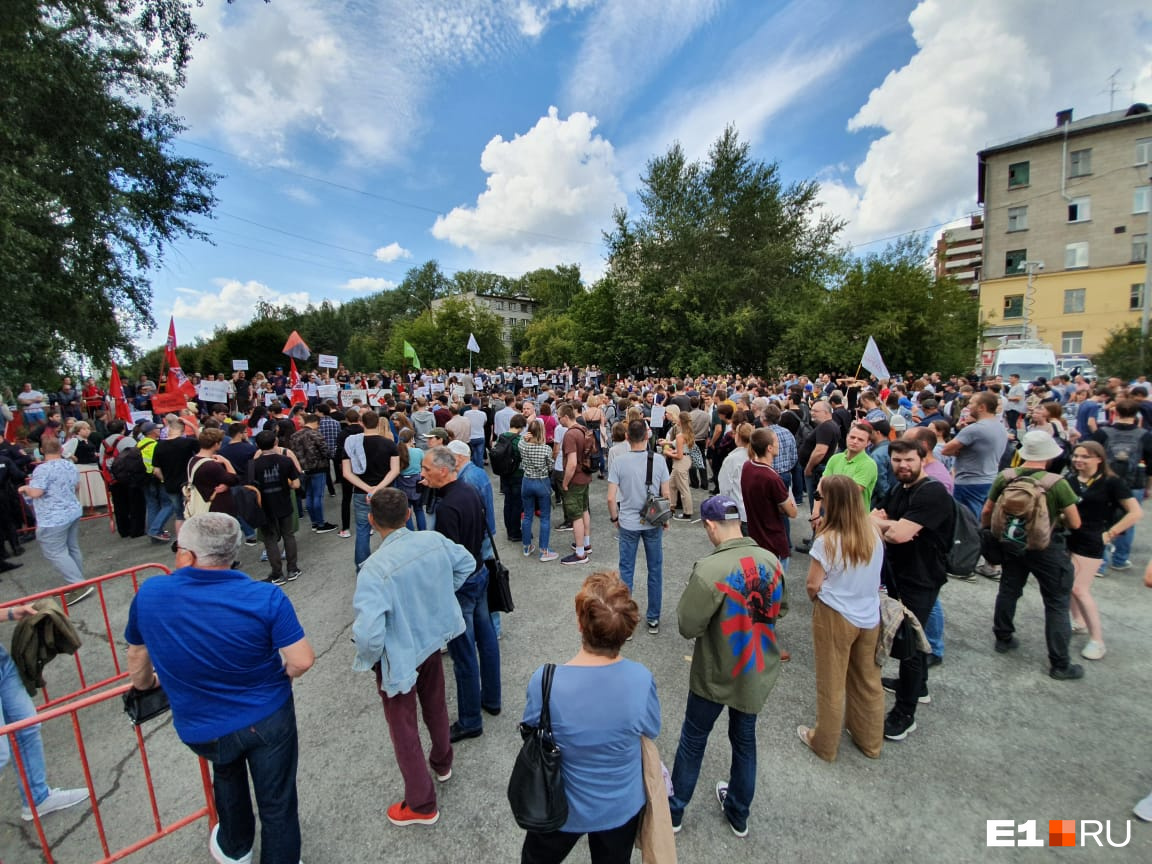 Пришли несколько сотен человек Пришли несколько сотен человек
