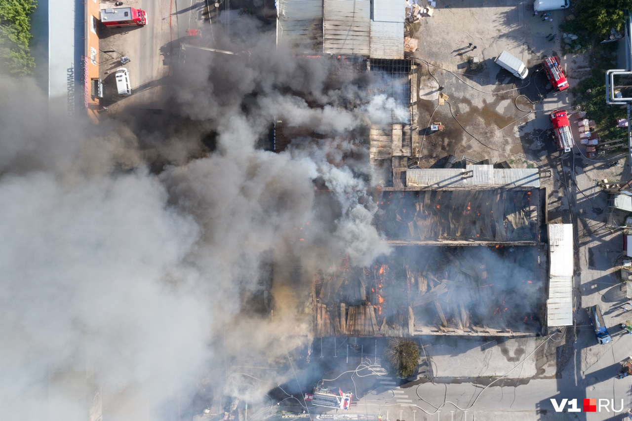Волгоград пожар на оптовой базе. Пожар в волгограде в советском районе. Пожар на тулака. Пожар. Пожар в волгограде в советском районе.