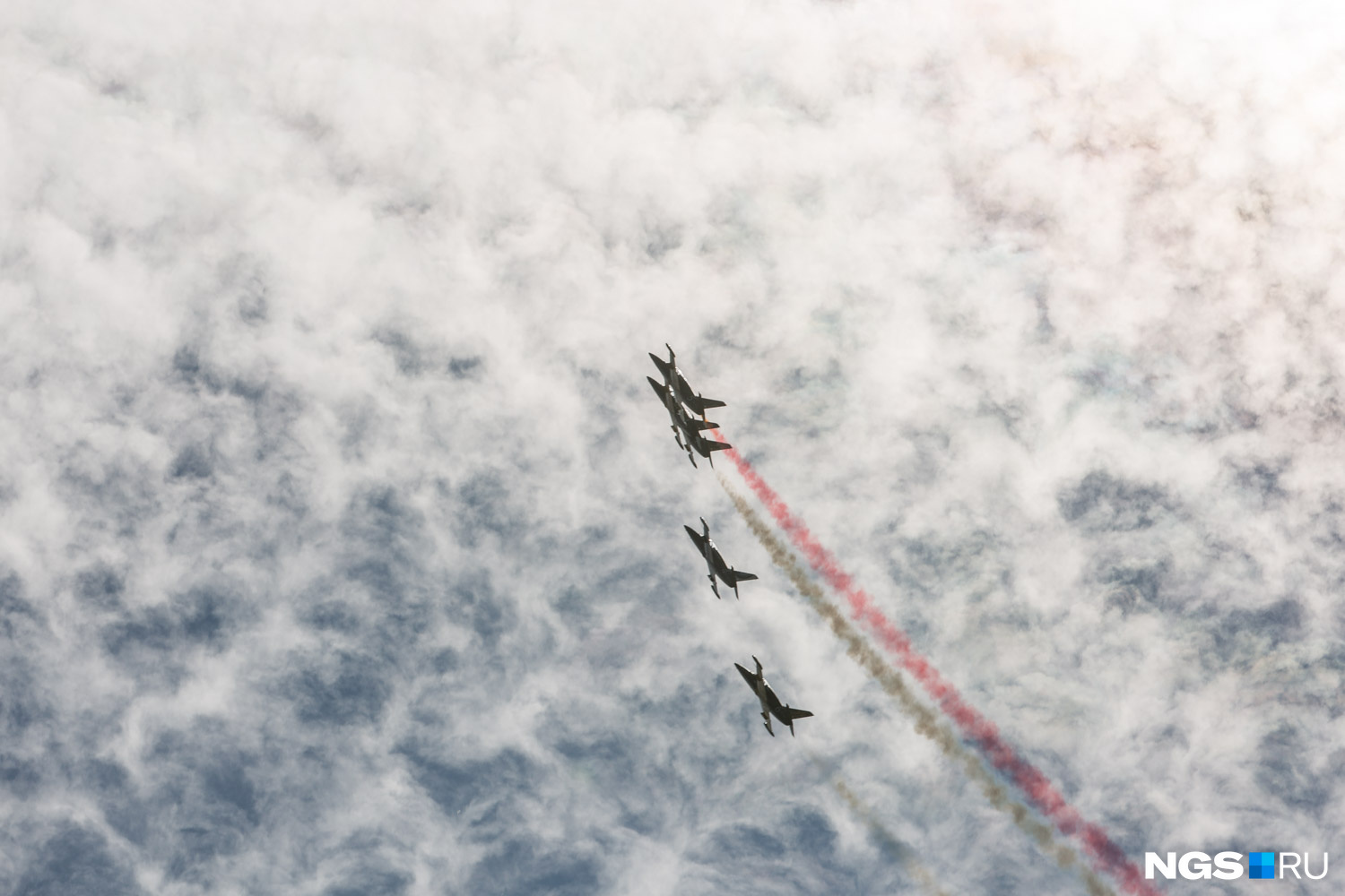 Пилоты «Руси» располосовали красным перьевые облака