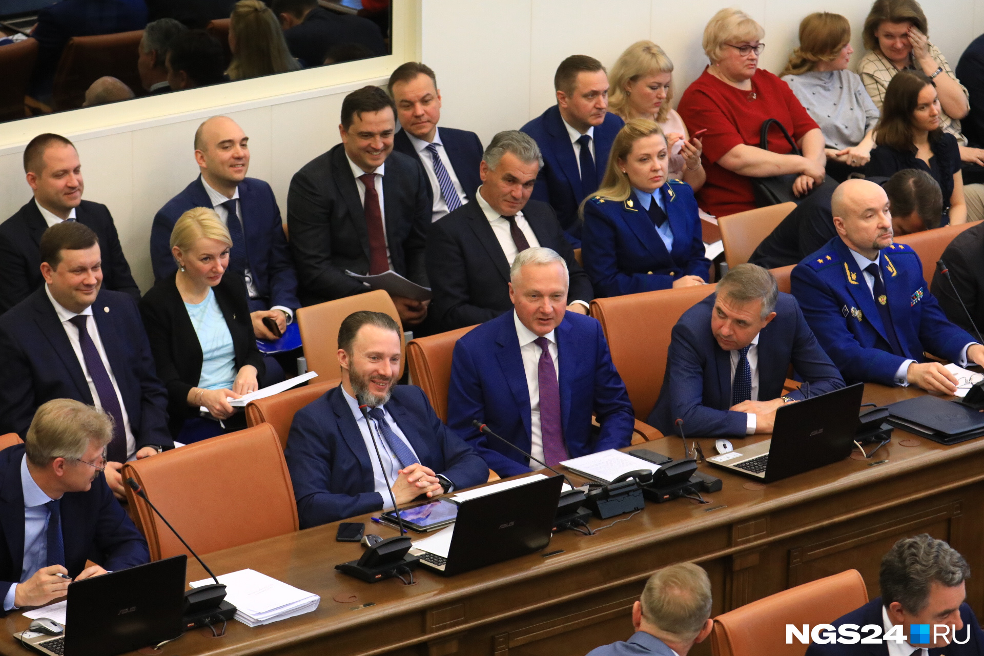 Заместитель губернатора  Сергей Пономаренко (второй слева в первом ряду) сделал несколько сенсационных заявлений 