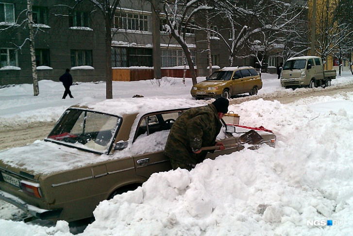 Сняли раньше. Убирать в Сибири снег весь? Весь. Как раньше убирали снег. Маленькие машинки убирали снег в СССР. ЗАЗ-968 убирает снег.