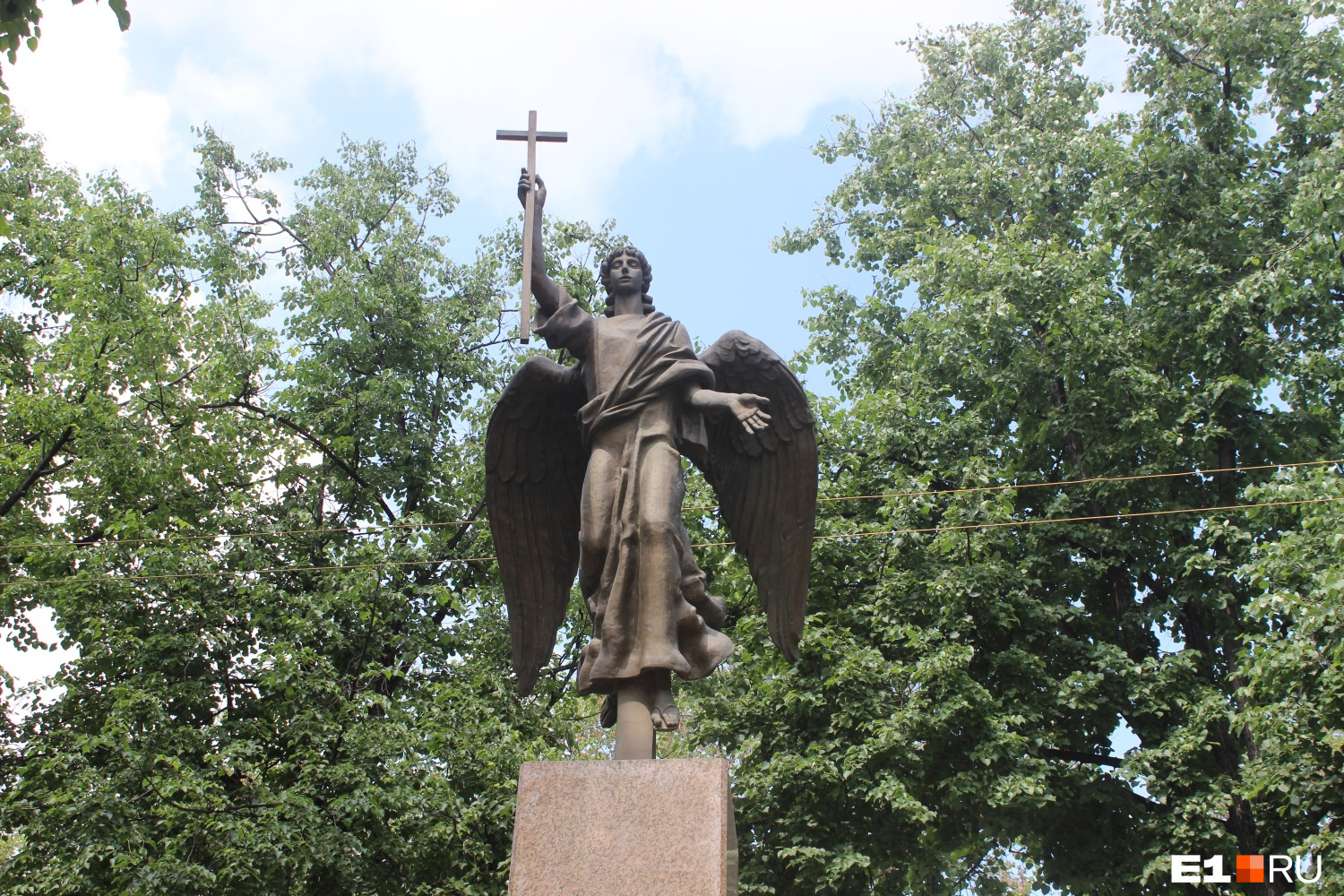Перед церковью — ангел, отлитый на Уралмашзаводе