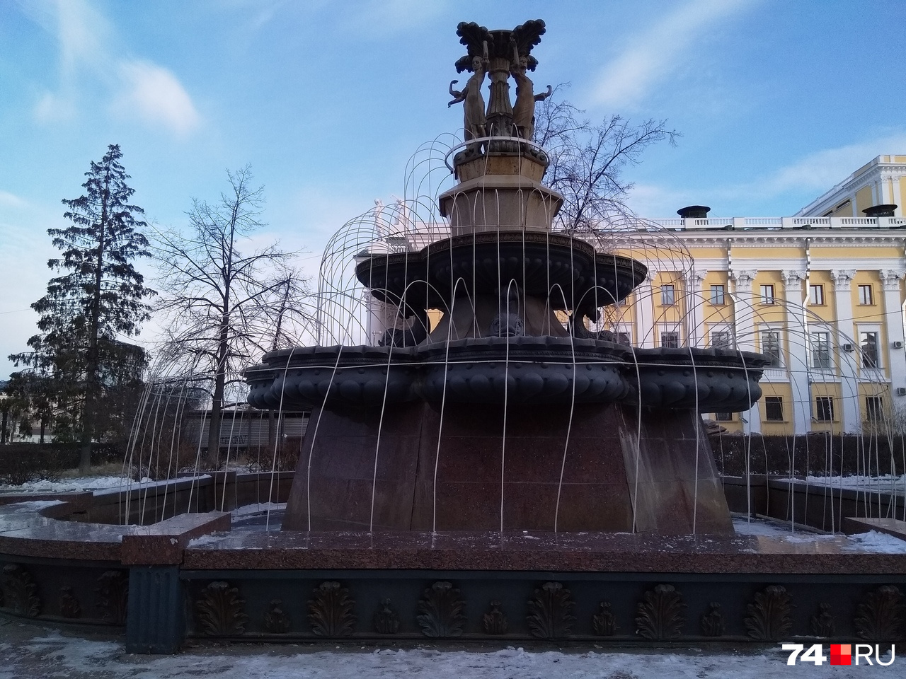 У фонтана, похоже, тоже появится подсветка У фонтана, похоже, тоже появится подсветка