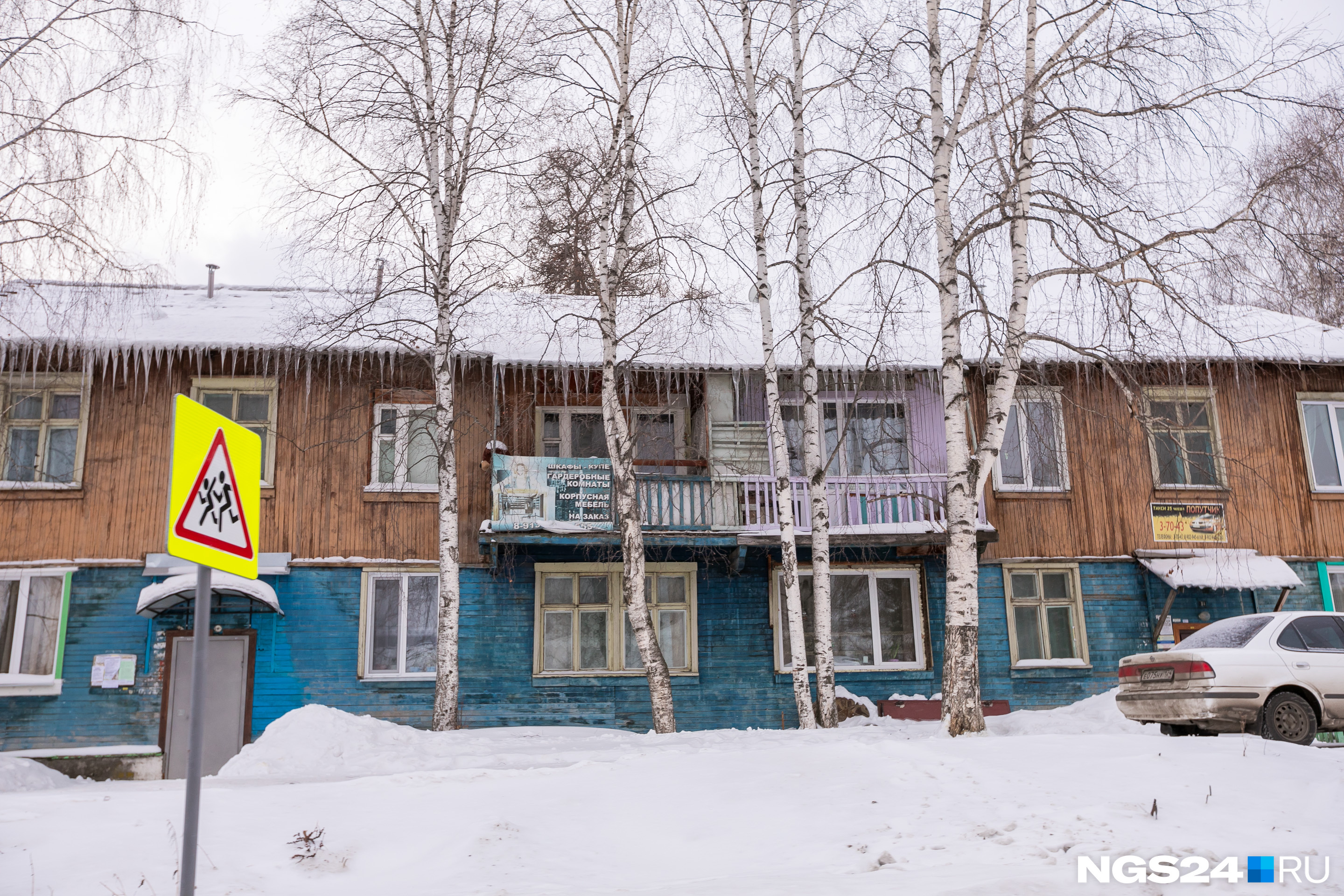 Жители городка сетуют в соцсетях, что Красноярск украшают к Универсиаде, а в Дивногорске только кусочками красят фасады 