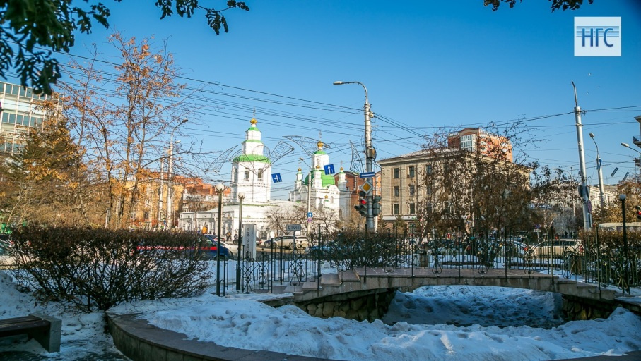 В 2002 году вышла серия «Улиц разбитых фонарей», которую сняли в Красноярске. На кадре пусть плохо, но видно, что той самой новогодней иллюминации еще нет. А на фото 2016 года она еще есть В 2002 году вышла серия «Улиц разбитых фонарей», которую сняли в Красноярске. На кадре пусть плохо, но видно, что той самой новогодней иллюминации еще нет. А на фото 2016 года она еще есть