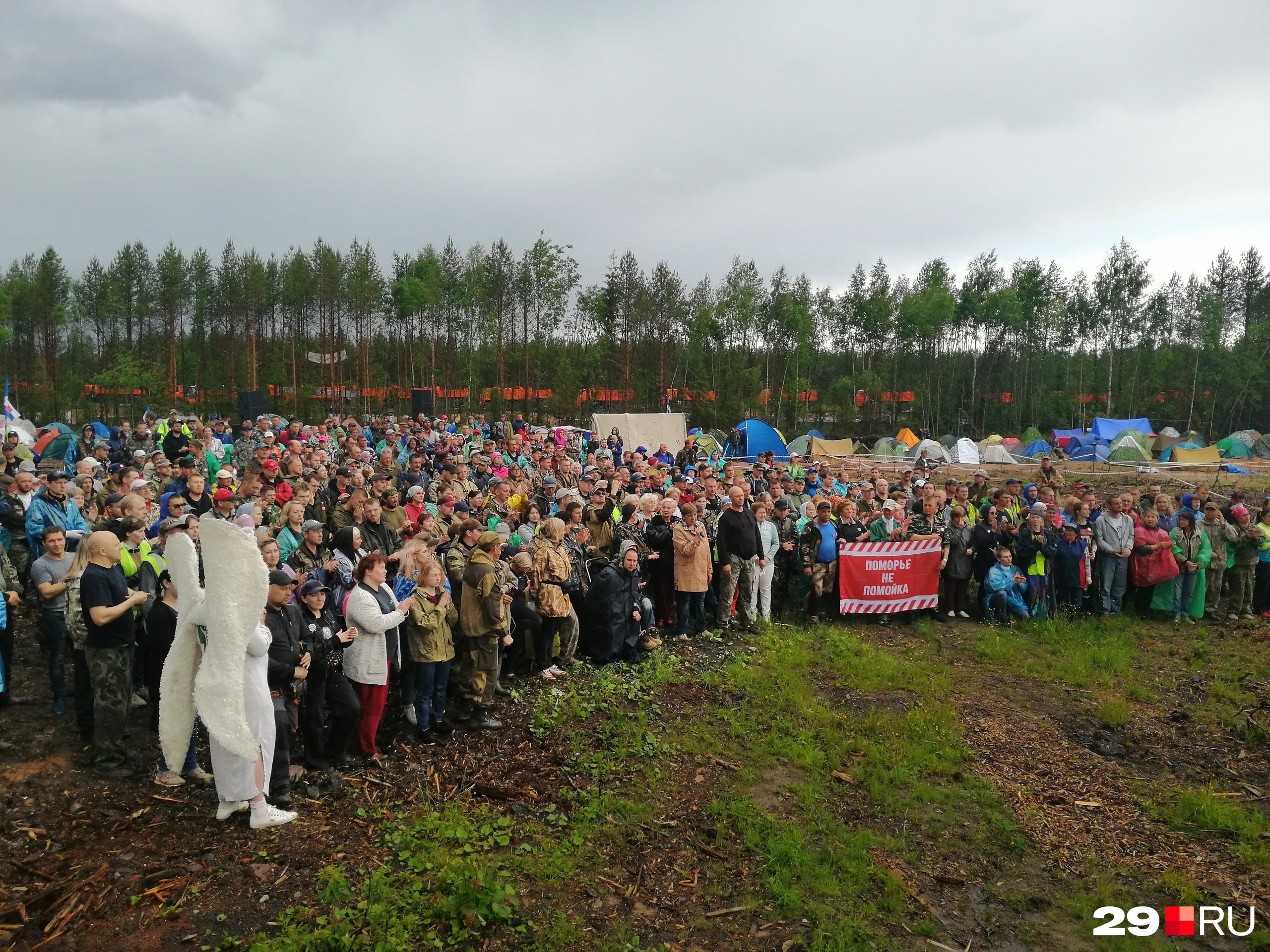 В тот день Ярослав Вареник, корреспондент 29.RU, был среди сотен людей, собравшихся на станции В тот день Ярослав Вареник, корреспондент 29.RU, был среди сотен людей, собравшихся на станции