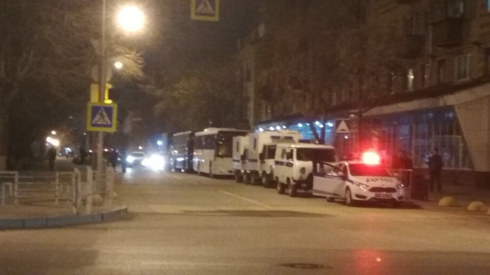 Автомобили полиции были замечены в центре города и на его окраине