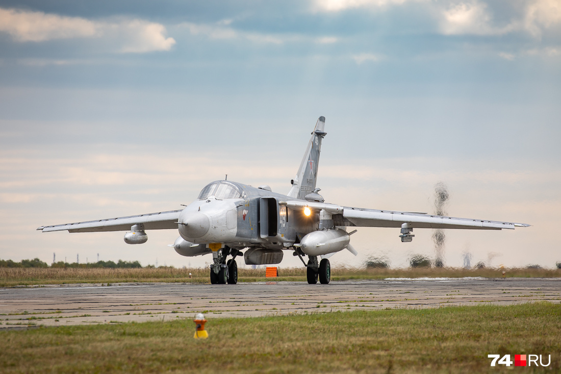 Бомбардировщик Су-24 совершает аварийную посадку Бомбардировщик Су-24 совершает аварийную посадку