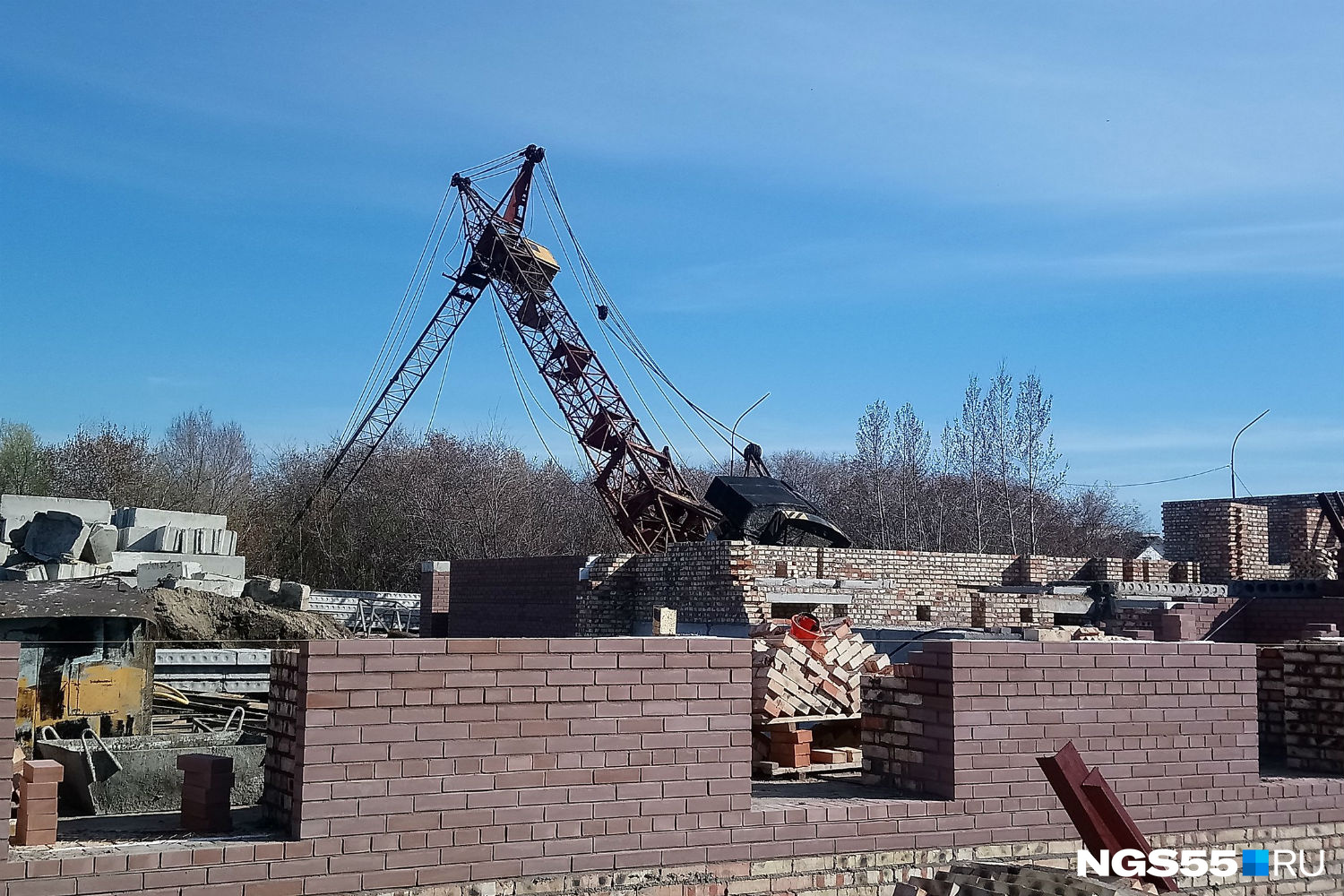 Омск строительство. Крановщики Сибири. Упал крановщик Рязань. Омск стройка ГСП. Крановщик Ульяновск.