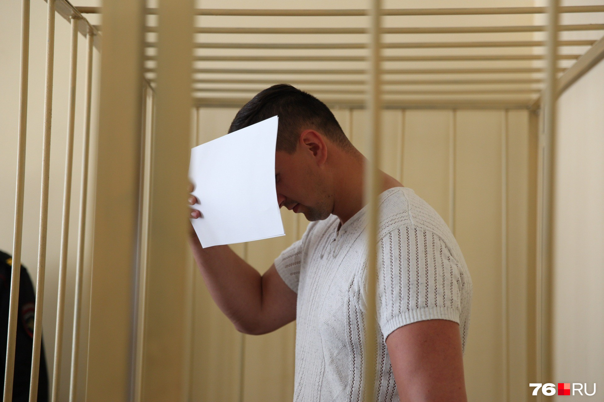 В зал суда Дмитрий Никитенко зашёл, закрывая своё лицо