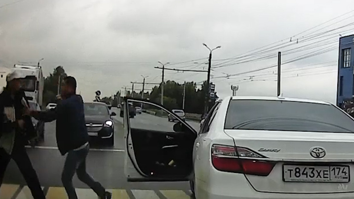 «Неадекват какой-то»: челябинский автомобилист избил пешехода за замечание на «зебре»