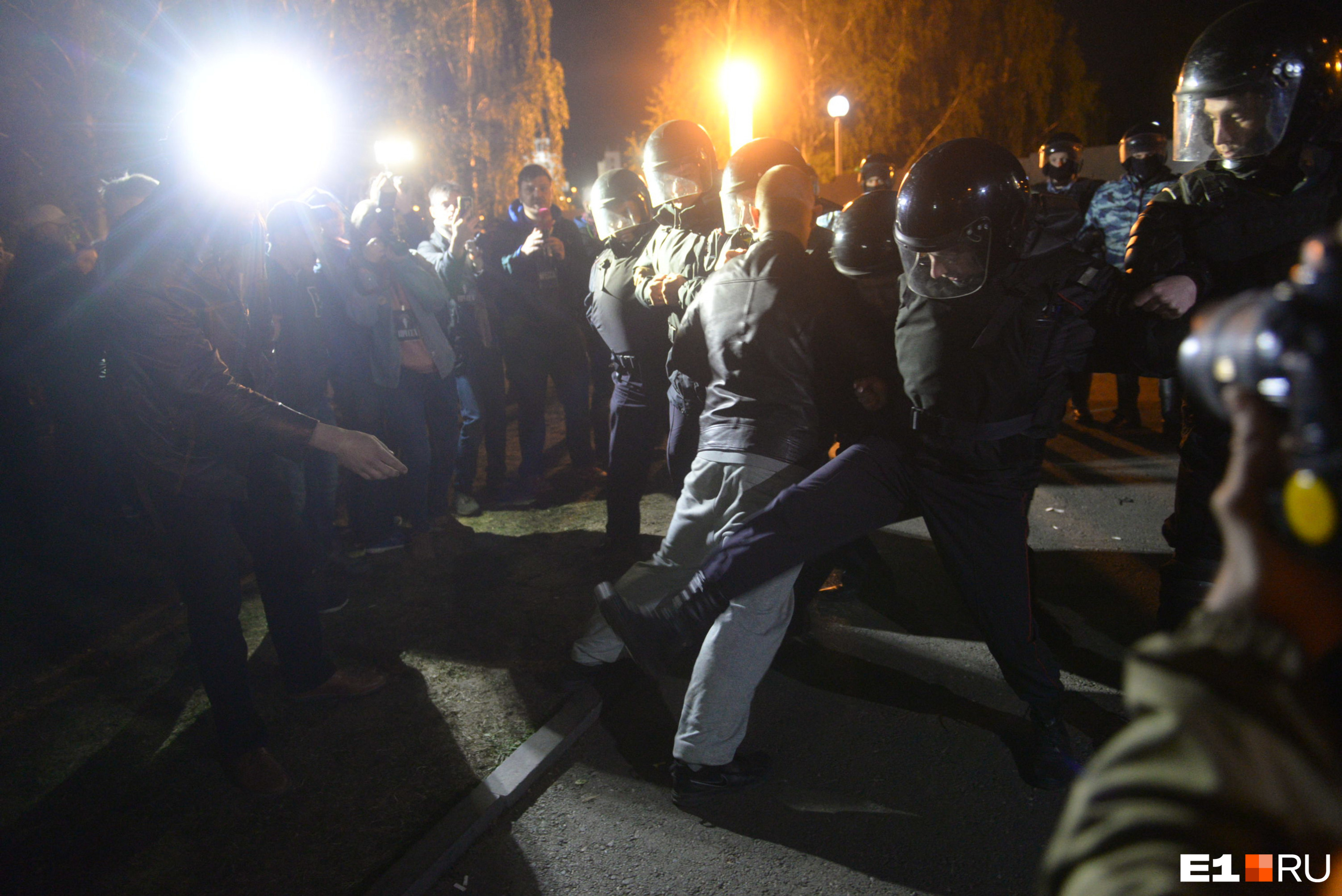 Полицейские крутили протестующих и вели их в автозаки