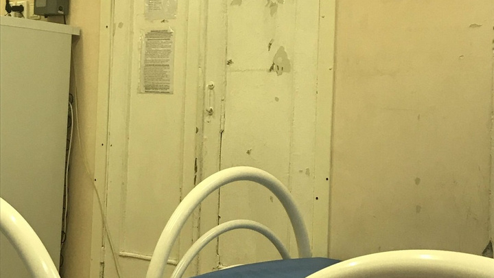 «Поняла почему, когда зашла в палату»: матери запретили делать фото обшарпанных стен в больнице