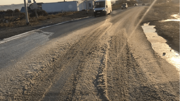 Дорога в Солнечном превратилась в ледяное месиво из-за прорвавшейся воды