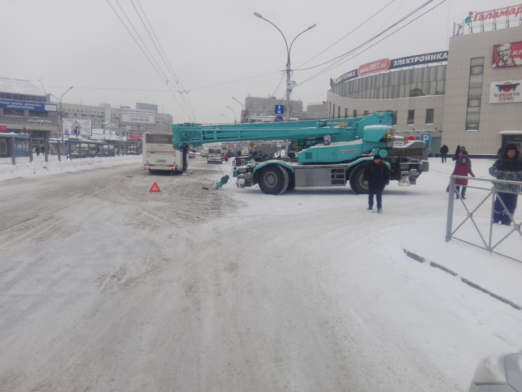 Водитель погрузчика не заметил автобус при выезде Водитель погрузчика не заметил автобус при выезде