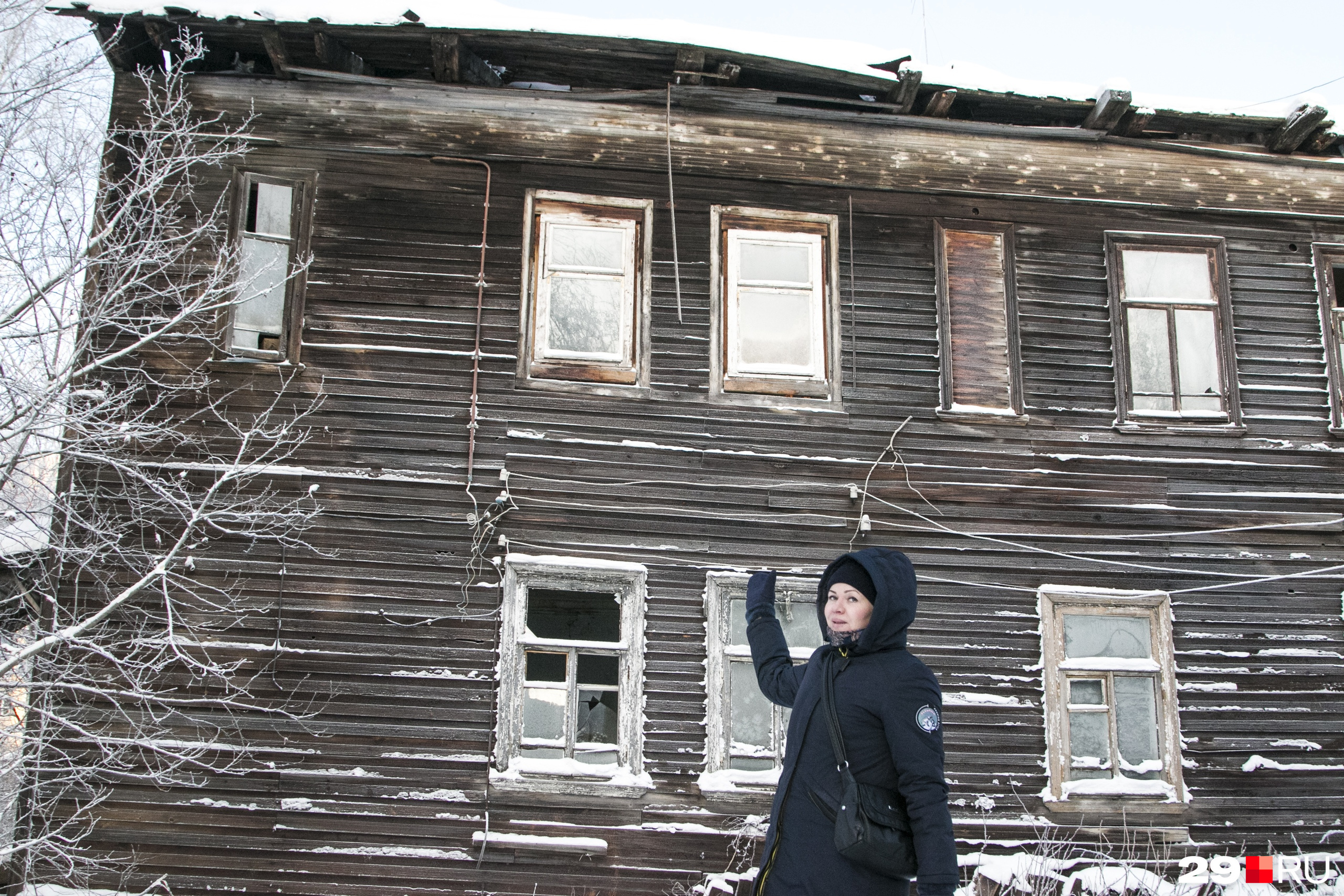 Евгения показывает на окна квартиры, в которой она жила Евгения показывает на окна квартиры, в которой она жила