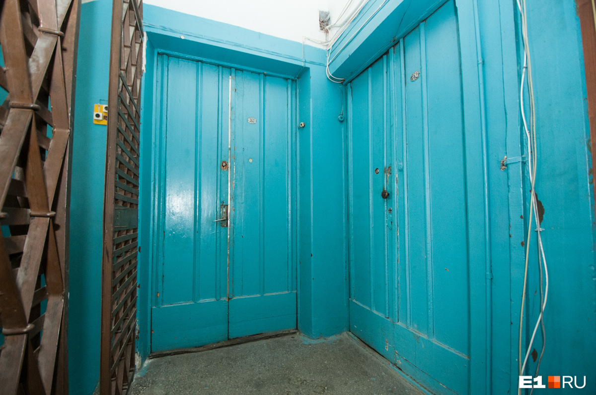 Двери выкрашены под цвет подъездных стен