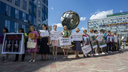Живодёру — максимальный срок: новосибирцы устроили пикет против убийцы собаки в «Матрёшкином дворе»