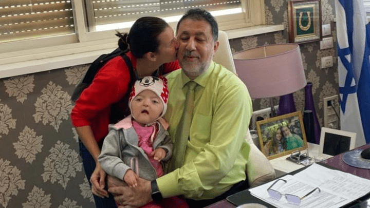Девочка из Башкирии со сросшимися пальцами вернется домой из Израиля, не получив лечения