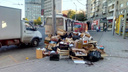 Торговцы вывалили гору мусора на площади Калинина