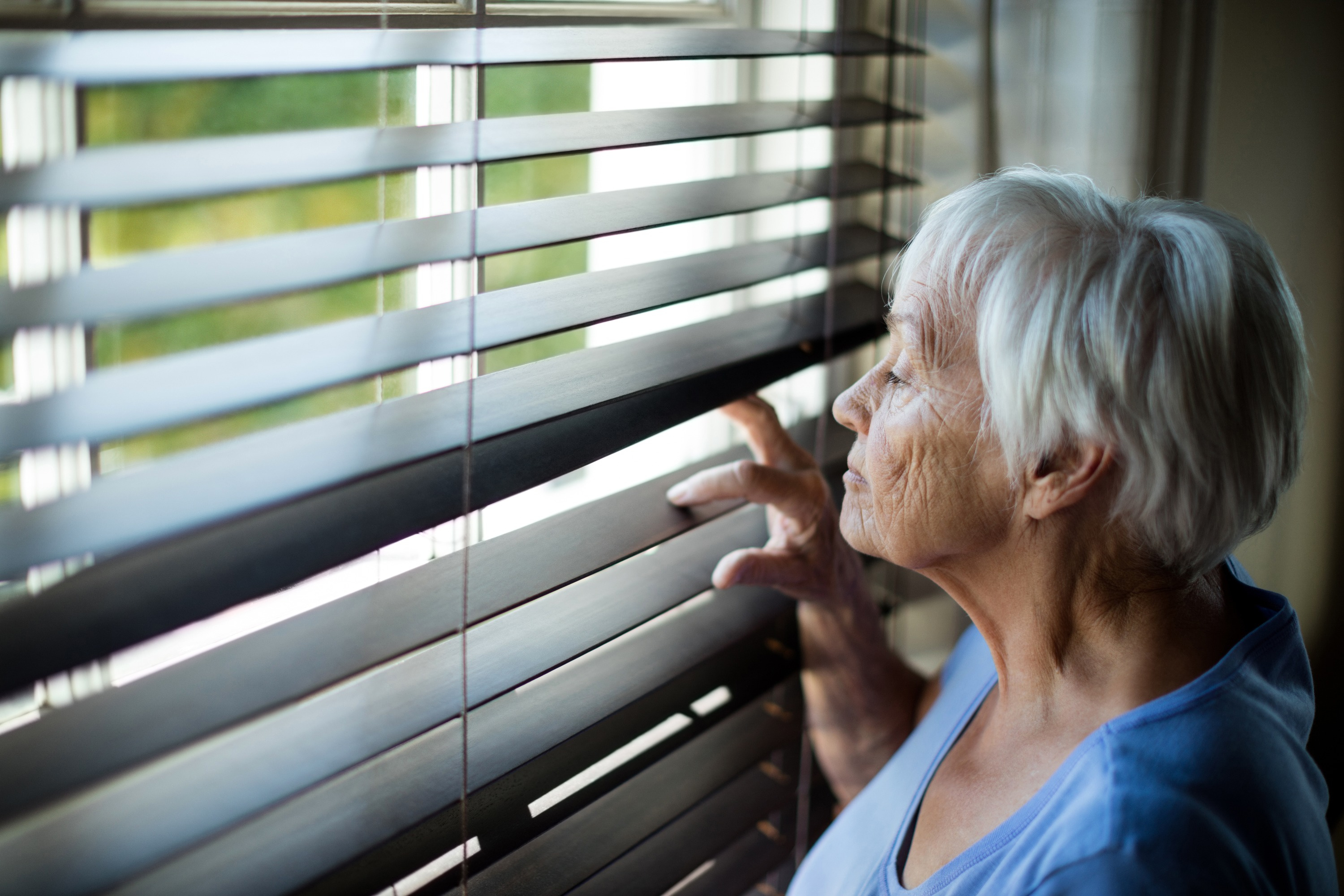 Старше 65 лет можно. Окна для пенсионеров. Изоляция пожилых. Дом пенсионеров. Люди старше 65 лет.
