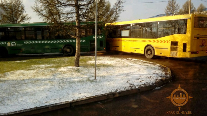 Столкновение двух автобусов перекрыло выезд из «Солнечного»