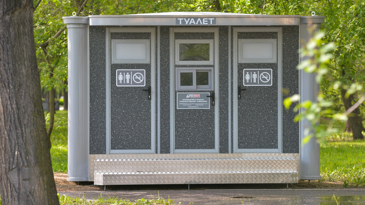 Все удобства на улице, как в Европе: в парках Екатеринбурга к ЧМ поставили бесплатные туалеты