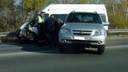 Перекрыли движение: в Самарской области микроавтобус развернул иномарку поперек дороги