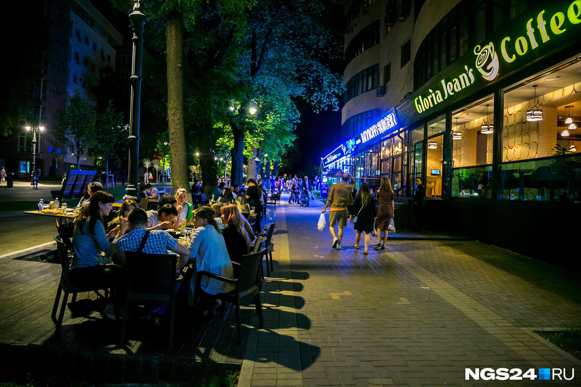 1,5 км пешеходной зоны улицы вечерами превращается в большой Арбат — на прогулку выходят туристы, вечером возле кафе появляются столики. Днем они популярностью не пользуются из-за жары.