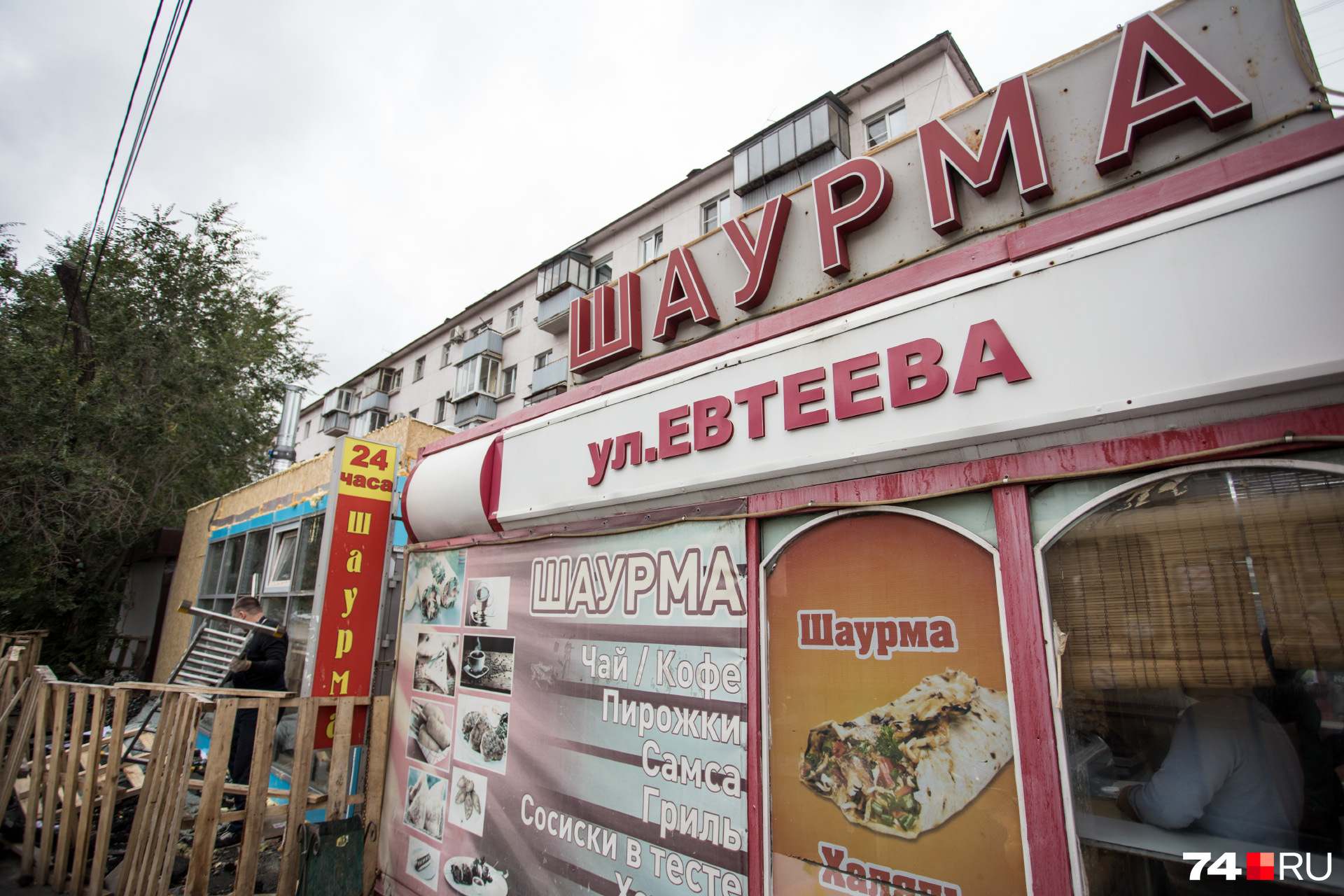 Глава города Евгений Тефтелев объявлял войну ларькам с шаурмой. Пока мэр явно проигрывает Глава города Евгений Тефтелев объявлял войну ларькам с шаурмой. Пока мэр явно проигрывает