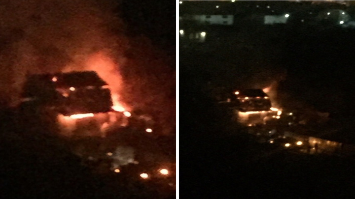 «Пожарные машины проехать не могли»: ночью в Челябинске сгорел дом на Северо-Западе