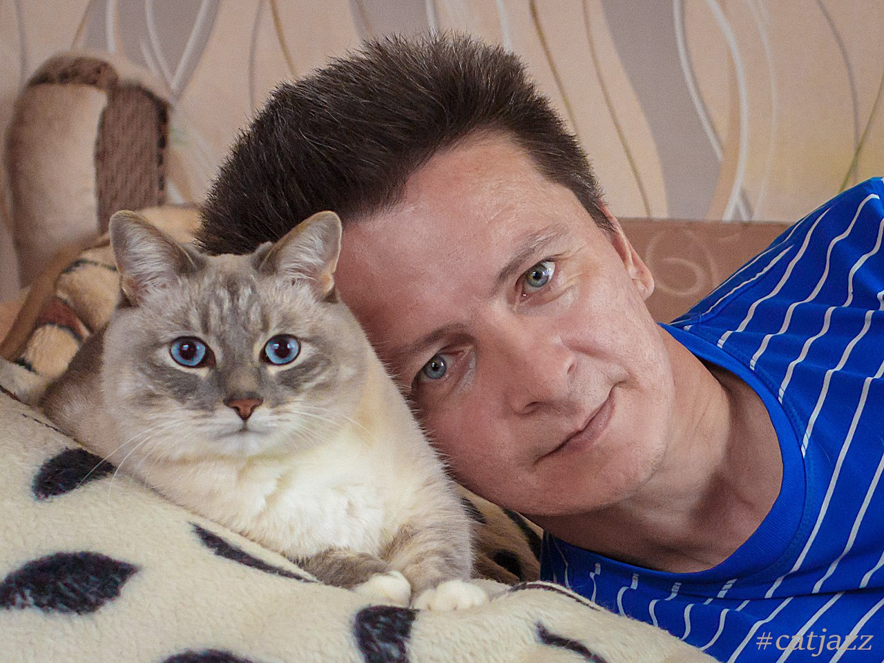 Хозяин и кот — настоящие друзья Хозяин и кот — настоящие друзья